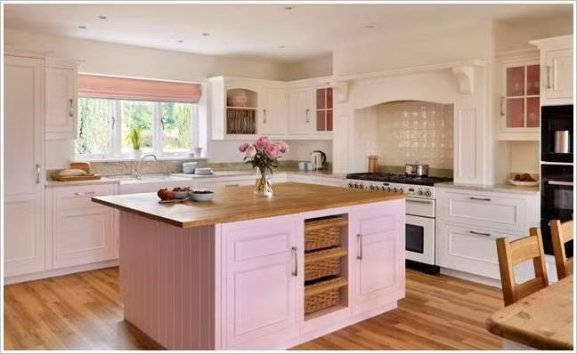 Bàn nhà bếp màu hồng dành cho những bà nội trợ thích sự thơ mộng.
