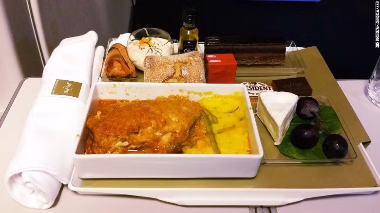 Nik cũng đáng giá cao đồ ăn của hãng Air France của Pháp. Anh đã chi 28 euro để thưởng thức một bữa ăn như vậy trên chuyến bay từ Paris tới Singapore.