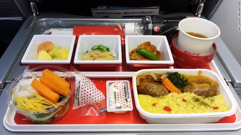 Nhắc tới các hãng hàng không châu Á có đồ ăn ngon nhất, không thể bỏ qua Singapore Airlines và Japan Airlines. Hãng hàng không Nhật Bản có một bữa ăn gồm đồ của các nhãn hiệu lâu năm, dù là bữa cho hạng phổ thông nhưng khá đầy đủ.