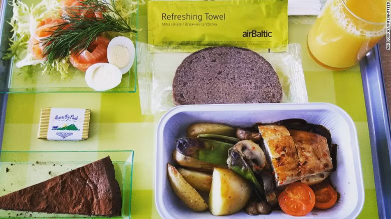 Air Baltic với khay đồ ăn sáng tạo đã hình thành bước phát triển, đổi mới trong cách chế biến cũng như trình bày món ăn trên máy bay. Các hành khách có thể lựa chọn đồ ăn cho chuyến bay sắp tới của họ, từ salad tới món tráng miệng.