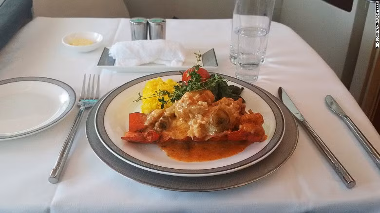 Suất ăn ngon nhất trên khoang hạng nhất - Singapore Airlines: Hãng hàng không quốc gia của Singapore đem lại cho du khách suất ăn khoang hạng nhất ngon tuyệt. Nik bình luận: “Phòng suite của Singapore Airlines đem lại trải nghiệm ẩm thực ấn tượng. Tôi rất thích món tôm hùm và trứng cá hồi trên chuyến bay tới Melbourne”.