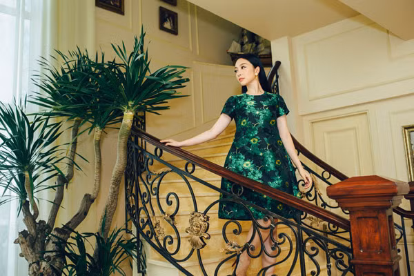 Diễn viên múa Linh Nga thích cách bố trí không gian thoáng đãng, gần gũi với thiên nhiên trong penthouse triệu đô của hoa hậu Hà Kiều Anh.