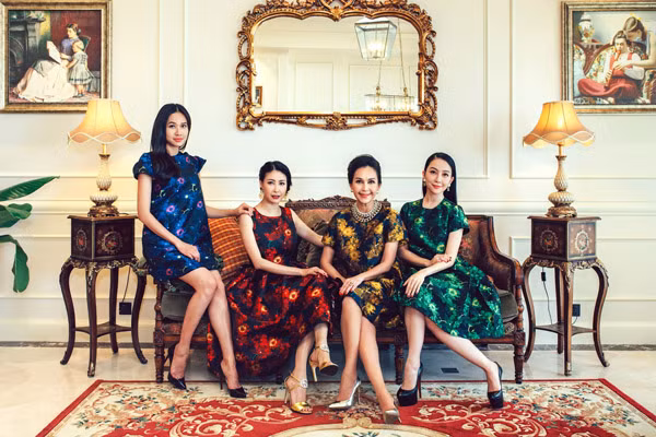 Khi được đến thăm gia đình Hà Kiều Anh, Diễm My, Linh Nga và Dương Mỹ Linh đều cảm thấy thích thú và chia sẻ niềm vui với Hoa hậu Việt Nam 1992.