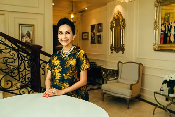 Diễn viên Diễm My thích thú đi tham quan một vòng căn hộ triệu đô.