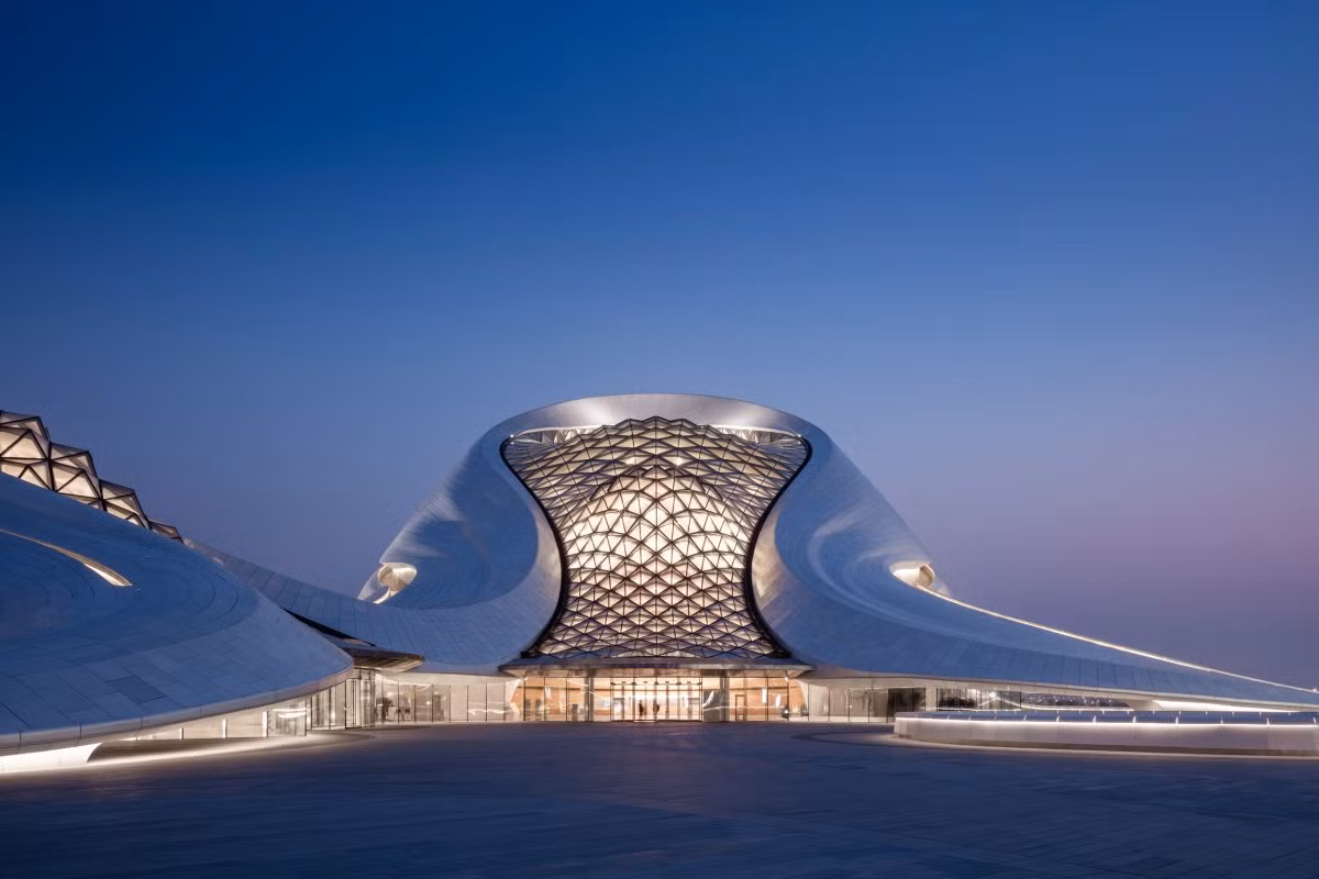 Mặt tiền cong được bao bọc bởi những tấm nhôm trắng mịn.