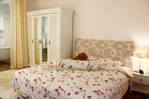 Phòng ngủ của ca sĩ Hiền Thục với tông trắng ngà, điểm xuyến hoa cỏ nhẹ nhàng, trang nhã, không quá cầu kỳ, không nhiều chi tiết, đơn giản như chủ nhân của không gian này.