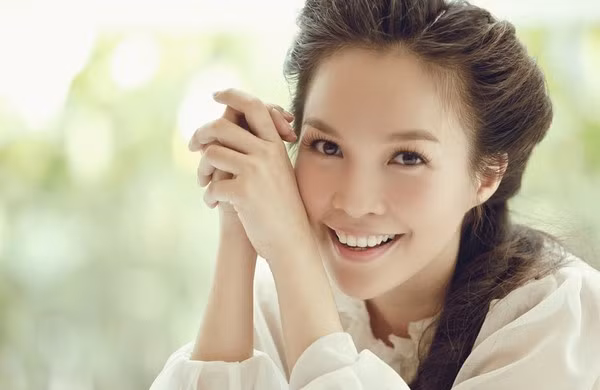  Ca sĩ Hiền Thục (sinh năm 1981) là một nữ ca sĩ nhạc nhẹ Việt Nam đương đại. Thành công trong sự nghiệp đã mang về cho nữ ca sĩ khối tài sản đáng mơ ước.