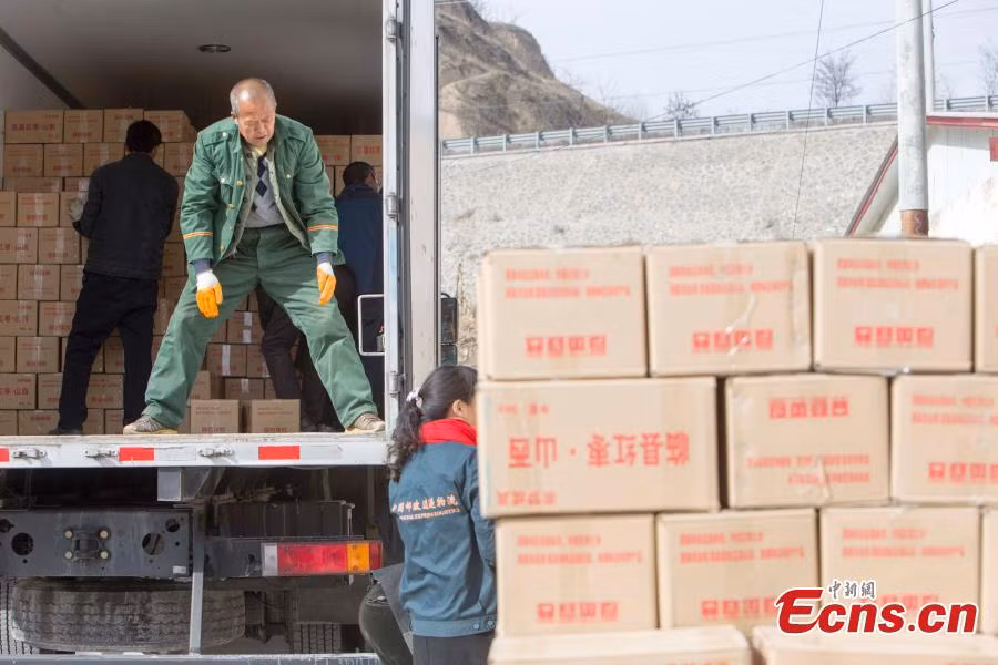 Những thùng chà là được vận chuyển đi phân phối đến tay người tiêu dùng.