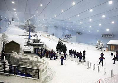 Khu trượt tuyết trong nhà lớn nhất thế giới: Giữa sa mạc hoang hoá và khô cằn, Dubai xây dựng một khu trượt tuyết nghỉ mát trong nhà có diện tích 22.500m2. Nằm trong trung tâm thương mại Mall of the Emirates, nó có một ngọn núi tuyết trong nhà cao 85m cùng 5 làn trượt. Ngoài ra, nó còn có một công viên tuyết trong nhà lớn nhất thế giới.