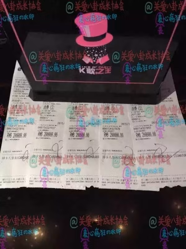 Mới đây, vị đại thiếu gia giàu bậc nhất Trung Quốc này lại khiến dân cư mạng xôn xao khi khoe tờ hóa đơn chi 2,5 triệu tệ (tương đương 8,5 tỷ đồng) trong một lần đi hát karaoke với bạn bè.