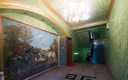 Không gian ngôi nhà khá trầm mặc, âm u khiến những người vào đây không quen sẽ cảm thấy ... lạnh người.