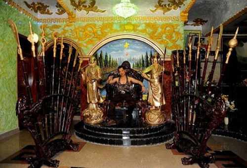 Phòng khách được Ngọc Sơn trang trí khá đặc biệt. Bên phải, anh đặt tượng Quan Công, bên trái lại có tượng Đạt ma Sư tổ giống như trong đền, chùa.