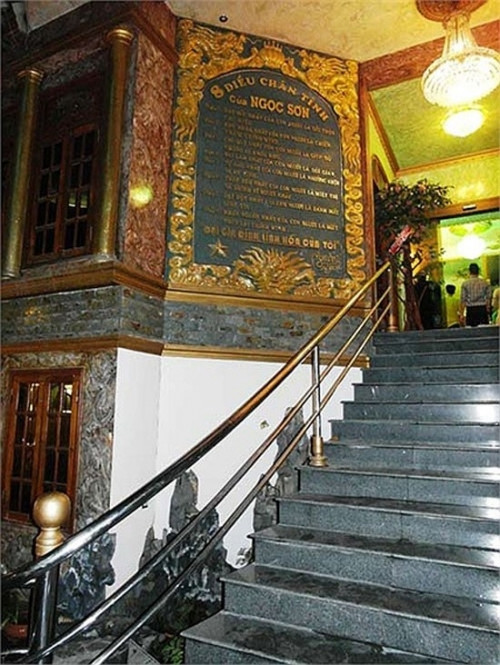 Một tấm bia lớn khác ghi 8 điều chân tình bằng Tiếng Việt.