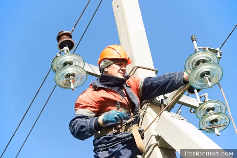 Người sửa chữa điện, thu nhập trung bình năm 62.300 USD: Theo CareerAddict, nghề thợ điện có tỷ lệ người chết cao hơn cả ngành cảnh sát và lính cứu hỏa. Nguyên nhân gây nguy hiểm cho người theo nghề là phải làm việc trên các cột trụ cao và có nguy cơ bị giật điện tương đối lớn.