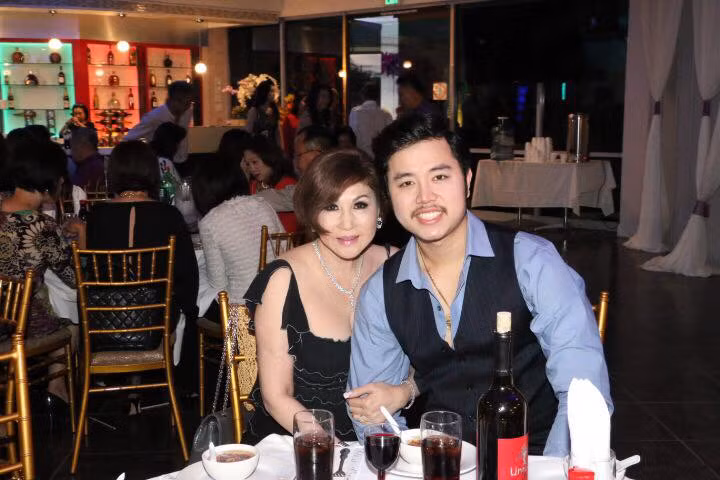 Vũ Hoàng Việt và "người tình tỷ phú" đã có những giây phút hạnh phúc, vui vẻ bên nhau trong đêm dạ tiệc khiêu vũ diễn ra tại Mỹ.