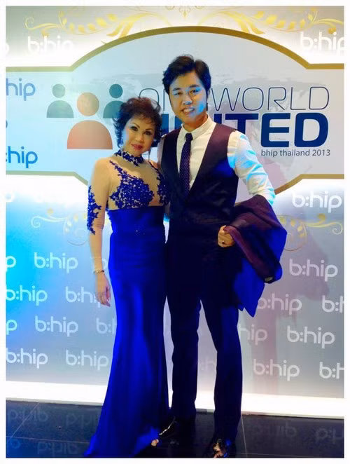 Vẻ tao nhã, nam tính và độ chững chạc tăng dần khi Vũ Hoàng Việt đi bên cạnh người tình tỷ phú.