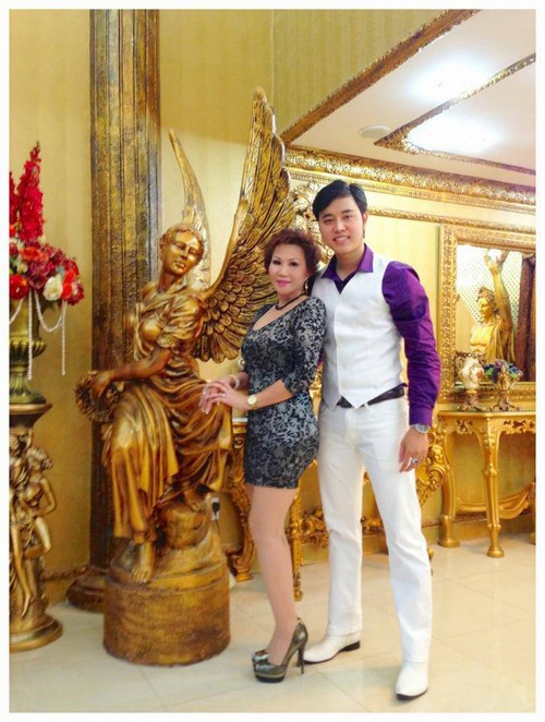 Bồ đại gia của Vũ Hoàng Việt là triệu phú ngành công nghiệp thời trang ở Hollywood, được xếp ở vị trí 500 trong CLB triệu phú Mỹ.