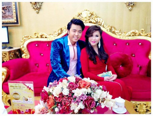 Hoàng Việt thậm chí còn có thời gian để râu cho ra dáng một "quý ông" khi sánh bước cùng người tình U60.