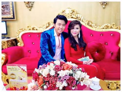 Hoàng Việt thậm chí còn có thời gian để râu cho ra dáng một "quý ông" khi sánh bước cùng người tình U60.