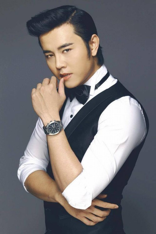 Từ khi có người tình U60 bên cạnh, nét trẻ trung của Vũ Hoàng Việt đã dần trở nên lịch lãm hơn nhờ những bộ vest đắt tiền.