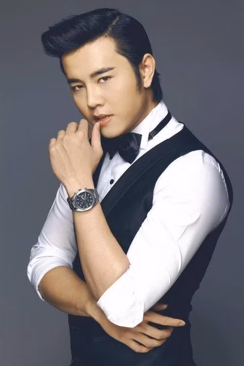 Từ khi có người tình U60 bên cạnh, nét trẻ trung của Vũ Hoàng Việt đã dần trở nên lịch lãm hơn nhờ những bộ vest đắt tiền.