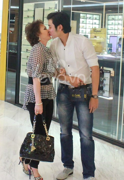 Vũ Hoàng Việt và "bồ già tỷ phú" công khai tình yêu từ tháng 10/2012. Từ đó đến nay, hai người luôn tay trong tay trong các sự kiện. Dù bị dư luận bàn luận nhiều về mối quan hệ này nhưng Vũ Hoàng Việt khẳng định, anh yêu Yvonne Thúy Hoàng bởi đó là một người phụ nữ nhân hậu, có tấm lòng nhân ái chứ không phải vì bất cứ điều gì.