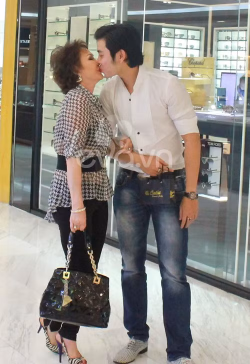 Vũ Hoàng Việt và "bồ già tỷ phú" công khai tình yêu từ tháng 10/2012. Từ đó đến nay, hai người luôn tay trong tay trong các sự kiện. Dù bị dư luận bàn luận nhiều về mối quan hệ này nhưng Vũ Hoàng Việt khẳng định, anh yêu Yvonne Thúy Hoàng bởi đó là một người phụ nữ nhân hậu, có tấm lòng nhân ái chứ không phải vì bất cứ điều gì.