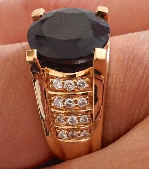 Để thỏa mãn trí tò mò của những người yêu mến anh, Vũ Hoàng Việt cũng tiện thể công bố chiếc nhẫn giá trị này. Theo lời anh thì dù không muốn mang tiếng là "khoe của" nhưng do vô tình bị báo chí bắt gặp nên tiện thể Vũ Hoàng Việt chia sẻ luôn về chiếc nhẫn.