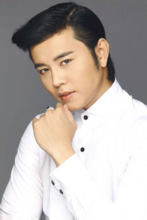 Ngày 8/3/2013, Vũ Hoàng Việt hạnh phúc vì được người yêu tặng chiếc nhẫn giá trị. Nam người mẫu vì quá hạnh phúc đã hôn người yêu ngay tại trung tâm mua sắm, đồng thời dành cho người tình những lời có cánh trên trang cá nhân.