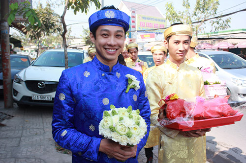 Dàn xe đón dâu Trúc Diễm bao gồm nhiều xế hộp sang trọng như chiếc GMC duy nhất tại Việt Nam được bán tại thị trường nước ngoài với giá 69.000 USD (1,6 tỷ đồng), xe Maybach có giá 1 triệu USD (20 tỷ đồng)... Trước đó, John Từ cầu hôn Trúc Diễm bằng nhẫn kim cương đắt đỏ của hãng Tiffany &amp; Co.