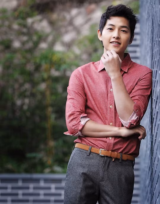 Đặc biệt, người hâm mộ Trung Quốc cũng phát cuồng đi mua các sản phẩm do Song Joong Ki làm đại diện, khiến mức cát xê quảng cáo của nam diễn viên ngày càng tăng cao.