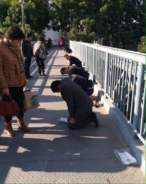 Theo báo cáo, mỗi nhân viên này đều có giấy đặt trước mặt để đọc: "Quỳ một cách tự nguyện trên cầu suốt 1 giờ như một hình phạt cho việc chưa hoàn thành nhiệm vụ". Sự việc này đã nhận được nhiều ý kiến từ dân cư mạng. Một số người bày tỏ sự thương cảm với những người lao động.