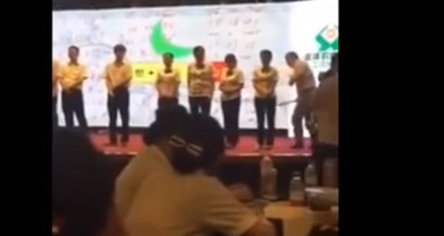  Ngân hàng Trung Quốc gây phẫn nộ vì dùng roi đánh nhân viên: Mới đây, hình ảnh 8 nhân viên của doanh nghiệp Trung Quốc bị đánh roi công khai vì kết quả đào tạo không đạt yêu cầu đã khiến cư dân mạng xã hội nước này hết sức phẫn nộ.