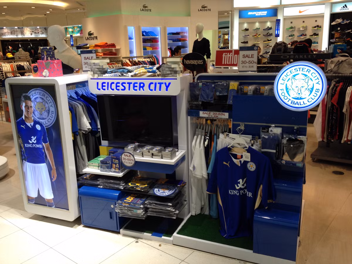 Sự nghiệp kinh doanh của tỷ phú Vichai bắt đầu thăng hoa kể từ khi đế chế King Power của ông thâm nhập được vào sân bay quốc tế Suvarnabhmi của Bangkok khi nó được hoàn thành vào năm 2006. Ảnh: Cửa hàng King Power ở sân bay Bangkok.