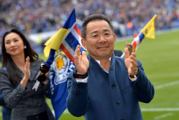 Ngày 29/01/2010, tỷ phú Thái Lan Vichai Srivaddhanaprabha quyết định mua lại đội bóng tên tuổi khi ấy còn mờ nhạt là Leicester City chỉ trong 30 phút suy nghĩ. 39 triệu bảng là một cái giá không quá đắt để sở hữu một CLB Anh, nhưng Vichai vẫn bị coi là một kẻ điên. Song trái với suy nghĩ của nhiều người, Leicester đang từng bước làm nên lịch sử không tưởng.