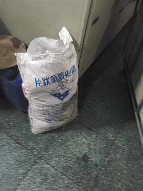 Chất xút vẩy thường sử dụng trong công nghiệp sản xuất chất tẩy rửa. Nó được dùng để để tẩy trắng, làm cho bột giấy sáng trắng hay xử lý nước thải. Ảnh: Túi hóa chất xút vẩy dùng để giặt chăn ga.