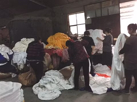 Trong video, một công nhân giặt là tiết lộ: "Chúng tôi không phải mất quá nhiều thời gian vào việc giặt ga hay khăn, vì xút có thể tẩy cả những vết bẩn nhất". Ảnh: Bên trong cơ sở giặt chăn ga bằng hóa chất.