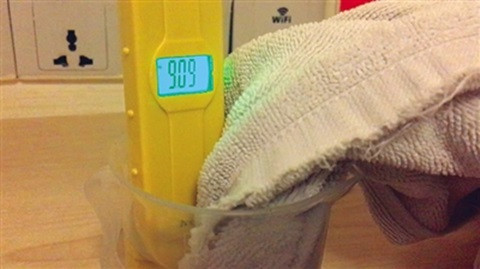 Theo cuộc điều tra của tờ The Beijing News, các tấm khăn trải giường và khăn tắm ở khách sạn nằm trong diện nghi vấn có nồng độ kiềm rơi vào khoảng 10, cao hơn mức độ an toàn từ 3-3,5. Bác sỹ da liễu Xiang Yikui cho biết, những chiếc khăn có nồng độ kiềm sẽ gây dị ứng và ảnh hưởng lâu dài tới da của người dùng.