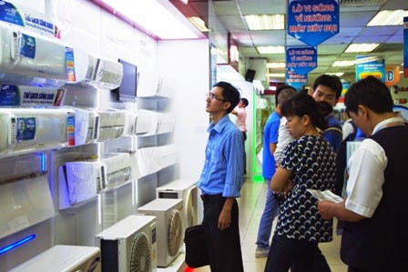 Gree 2 chiều GWH12NB-K1NNB1C bán từ 8,5 - 8,8 triệu đồng: có lọc không khí với chế độ làm lạnh nhanh, có góc thổi gió rộng và hoạt động mạnh. Các tính năng nổi bật gồm: Công nghệ hút ẩm, khử mùi, lọc không khí, tự động làm sạch, phá băng, đảo gió; Tiết kiệm năng lượng; Chống ăn mòn, có chế độ sưởi ấm...