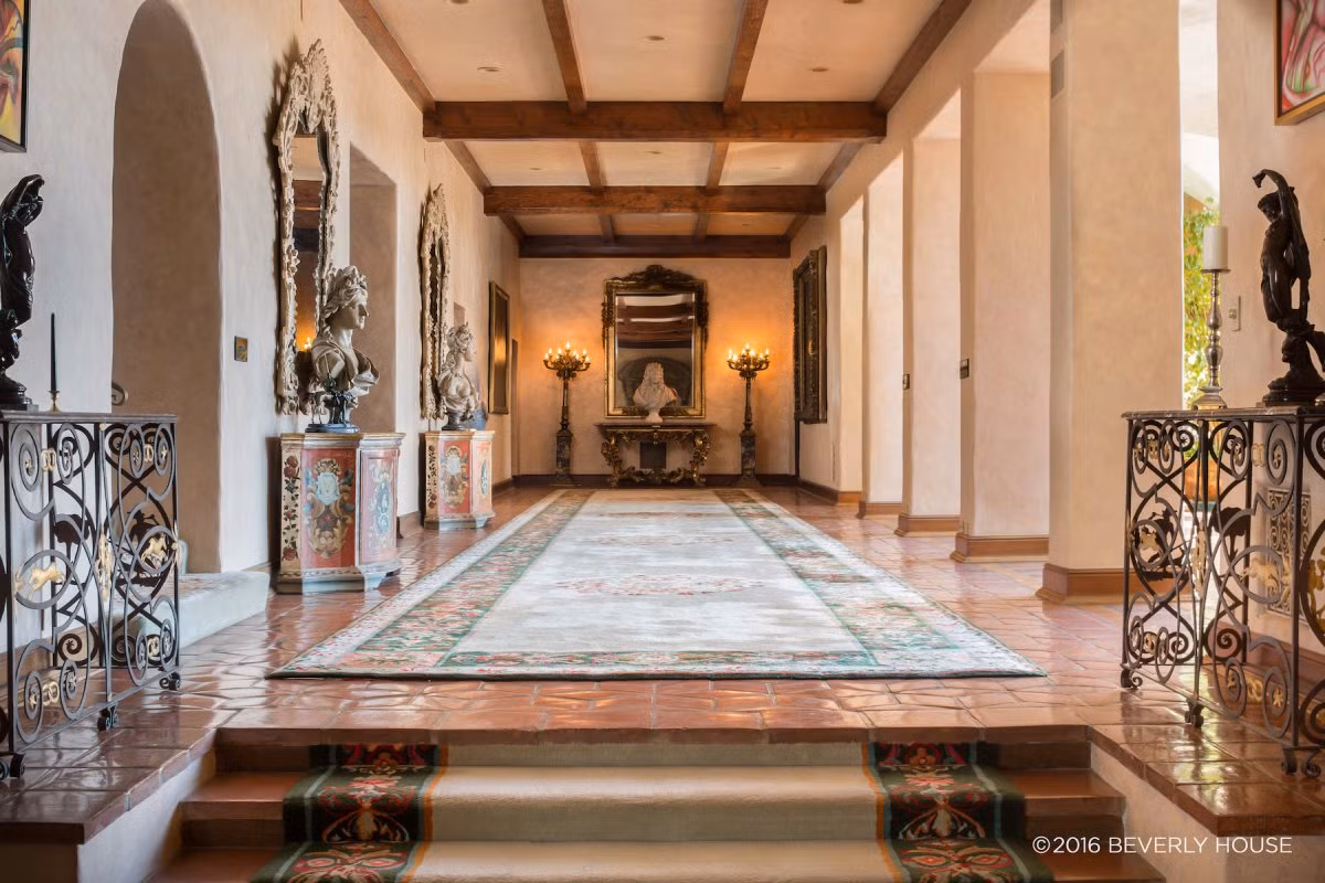 Giá của biệt thự này đã giảm xuống 95 triệu USD trong năm 2010, sau đó lại tăng lên tới 135 triệu USD trong năm 2014.