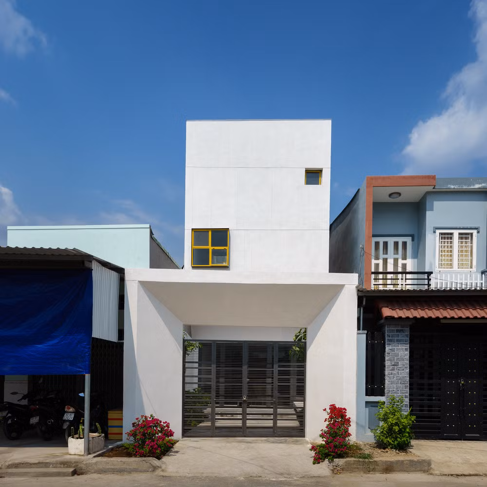 Ngôi nhà sơn màu trắng nổi bật hẳn so với các tòa nhà xung quanh.