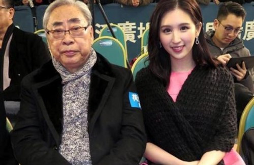 Vị đại gia đào hoa 78 tuổi Lâm Kiến Danh dù đã ở tuổi gần đất xa trời song vẫn cặp kè với người tình trẻ hơn tới 50 tuổi là kiều nữ Hà Ngạo Nhi.