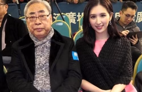 Vị đại gia đào hoa 78 tuổi Lâm Kiến Danh dù đã ở tuổi gần đất xa trời song vẫn cặp kè với người tình trẻ hơn tới 50 tuổi là kiều nữ Hà Ngạo Nhi.