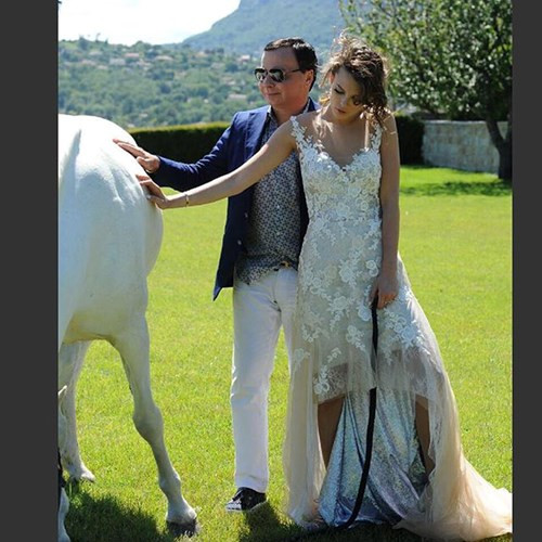 Sau khi ảnh cưới của cặp đôi chênh lệch tuổi tác này được tung lên mạng, Elizaveta đã bị chỉ trích vì mối quan hệ với một người đàn ông đáng tuổi cha mình.