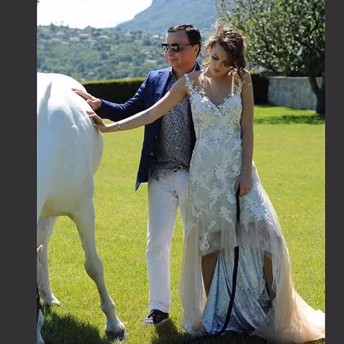 Sau khi ảnh cưới của cặp đôi chênh lệch tuổi tác này được tung lên mạng, Elizaveta đã bị chỉ trích vì mối quan hệ với một người đàn ông đáng tuổi cha mình.