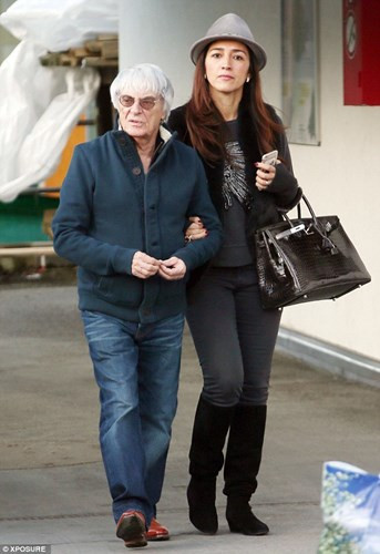 Tỷ phú 85 tuổi Bernie Ecclestone bắt đầu hẹn hò người đẹp Brazil từ năm 2009. Hồi tháng 4/2012, cặp đôi chênh nhau 46 tuổi tuyên bố đính hôn và người đẹp Flosi được ông trùm F1 tặng chiếc nhẫn trị giá 100.000 bảng. Đứng bên cô vợ trẻ đẹp, ông trùm Bernie Ecclestone không chỉ chênh lệch về tuổi tác mà còn lép vế về chiều cao.