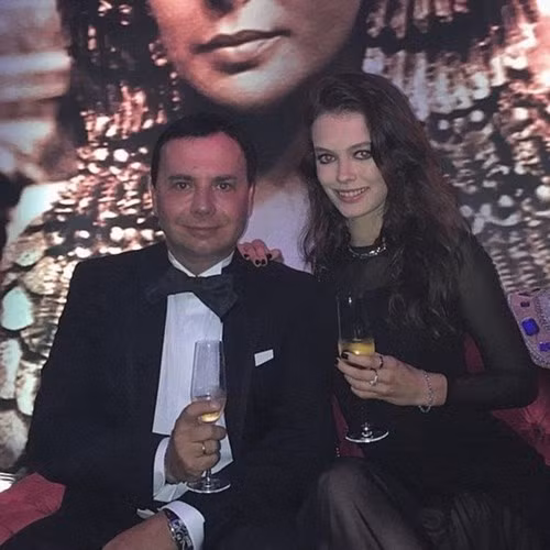 Dù bị bàn ra tán vào nhưng cô mẫu trẻ vẫn thể hiện cho mọi người thấy mình rất hạnh phúc với người chồng hơn 37 tuổi.