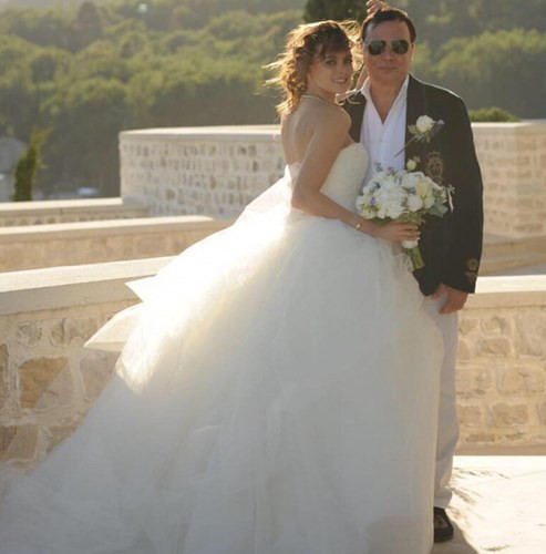 Đầu tháng 8, đại gia dầu mỏ người Nga 55 tuổi Valentin Ivanov vừa tổ chức đám cưới xa hoa với cô dâu là người mẫu xinh đẹp 18 tuổi sau 4 năm hẹn hò.