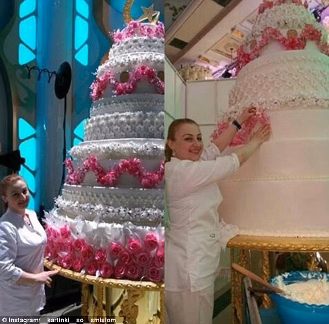 Chiếc bánh cưới cao 9 tầng, quá đầu người, trang trí bằng kem tươi màu trắng phủ hoa hồng.