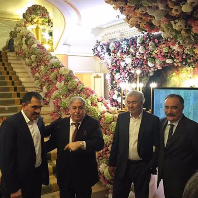 Tỷ phú Gutseriev (cà vạt đỏ), 58 tuổi, sở hữu tập đoàn dầu khí Russneft và Neftisa, cũng như nhiều ngân hàng, nhà máy, khách sạn, công ty bất động sản ở Nga.